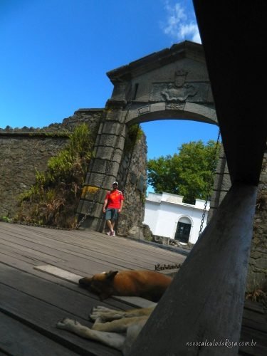 Colonia del Sacramento no Uruguay: a ponte e mais cachorros