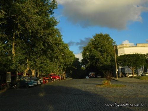 Colonia del Sacramento no Uruguay: Rambla e carros antigos