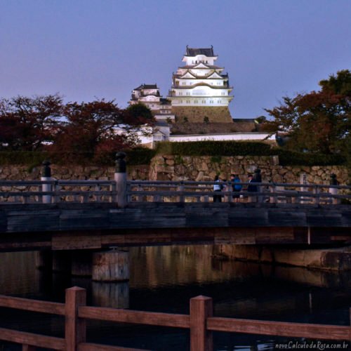 O anoitecer no Castelo de Himeji