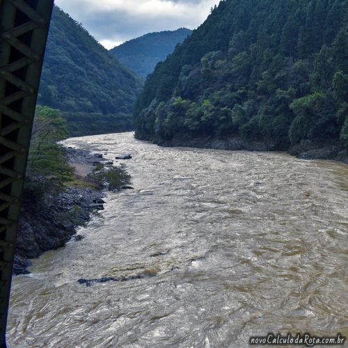 O rio Hozugawa que nos acompanha pelo trajeto