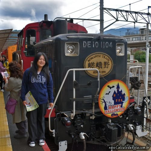 O trem do século 19 da Sagano Romantic Train