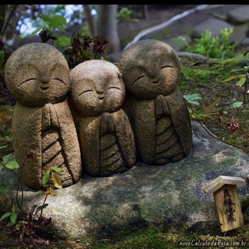 As pequenas estátuas de Jizo, protetor das crianças e viajantes