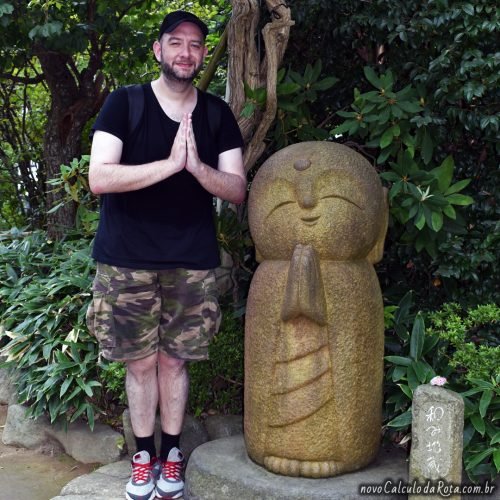 Uma versão maior da estátua de Jizo, o protetor dos viajantes