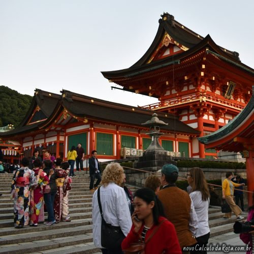 As principais construções na entrada do Fushimi Inari