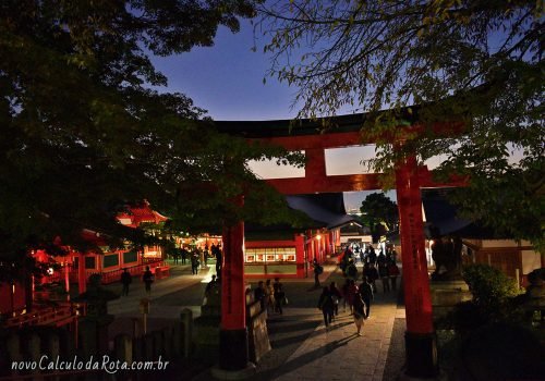 O anoitecer no Fushimi Inari