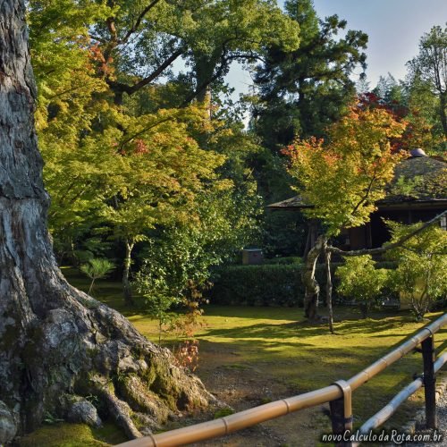 Caminho de entrada para o Kinkaku-ji