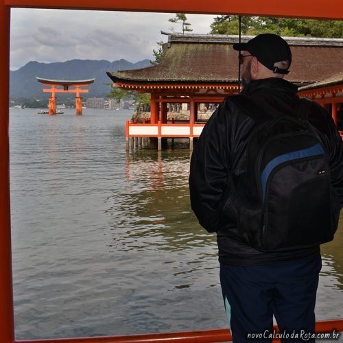 Observando o gigante torii no Santuário de Itsukushima