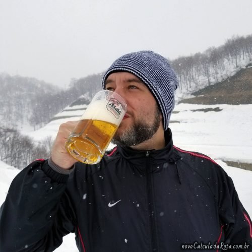 Bob tomando uma Asahi gelada na neve no Japão!