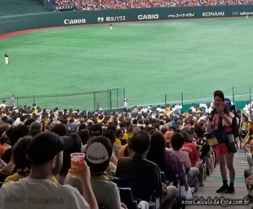 Vendedora de cerveja: barril na mochila no estádio