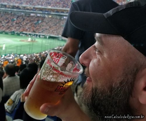 Bebendo cerveja no estádio